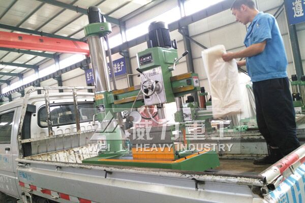 發(fā)往唐山潤川的ZQ3032機械搖臂鉆床