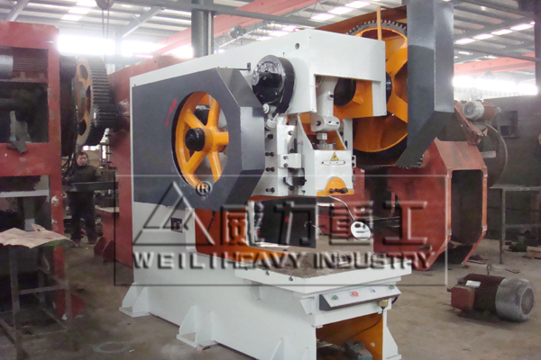 深喉1250mm-鋼板深喉沖床車間實景