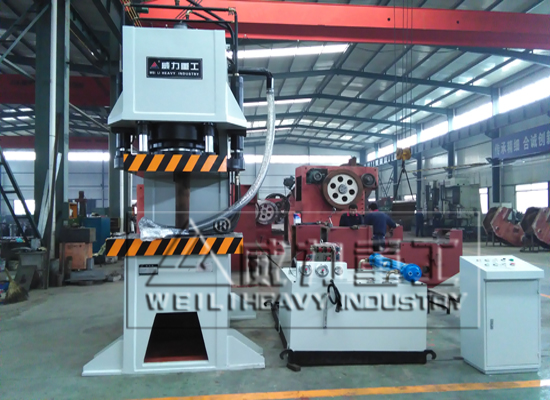 500噸單臂液壓機的生產(chǎn)車間實景