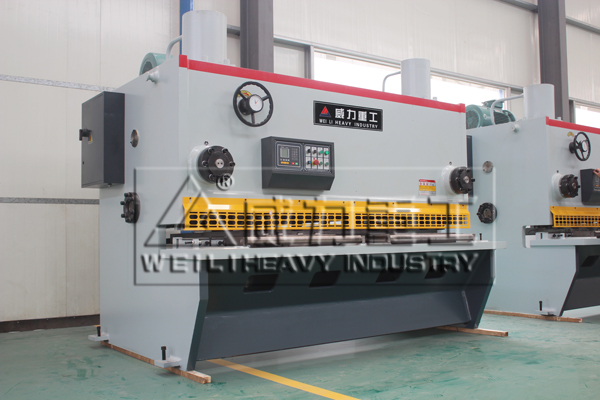 液壓閘式剪板機(jī)的車間實(shí)物圖