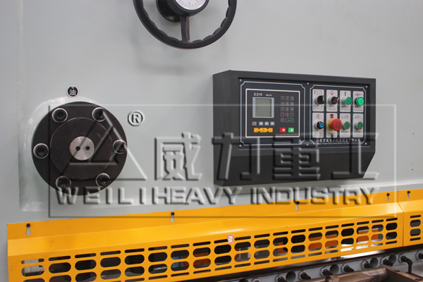 液壓閘式剪板機(jī)的細(xì)節(jié)圖