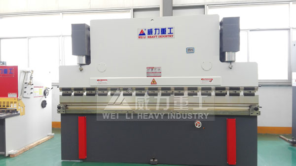 160T/3200液壓折彎?rùn)C(jī)車(chē)間生產(chǎn)完成