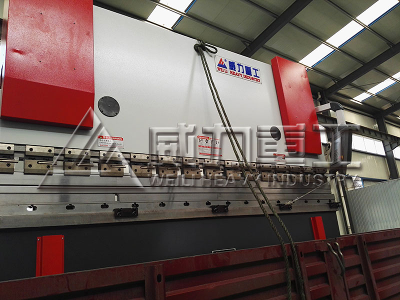 大噸位的液壓折彎?rùn)C(jī)裝車(chē)發(fā)貨圖