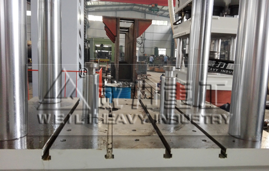 315噸三梁四柱液壓機(jī)的工作臺面