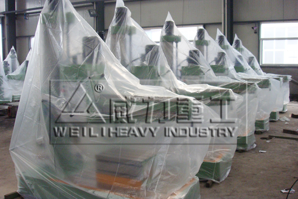 數(shù)臺(tái)機(jī)械搖臂鉆床等待發(fā)貨