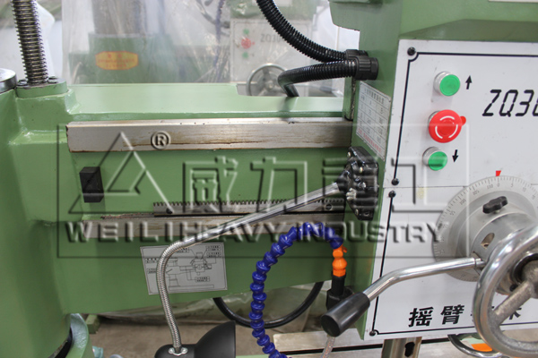 完成生產(chǎn)的機械搖臂鉆床細節(jié)展示圖