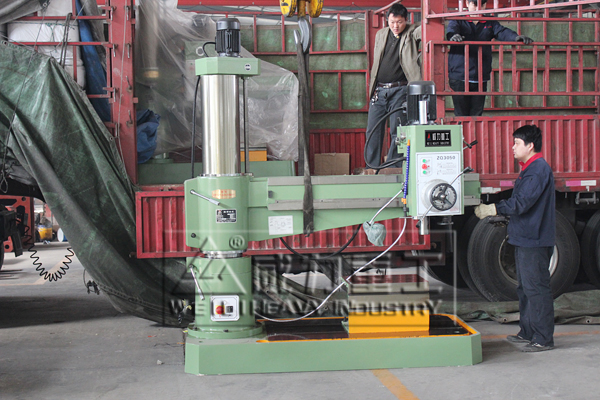 機(jī)械50搖臂鉆床裝車發(fā)貨