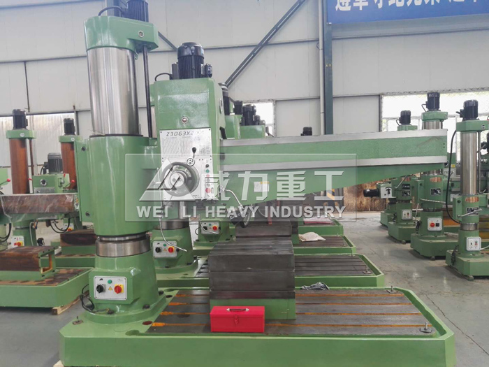 3063搖臂鉆床加工車間