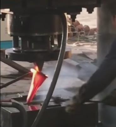 熱鍛挖掘機斗齒的加工現(xiàn)場