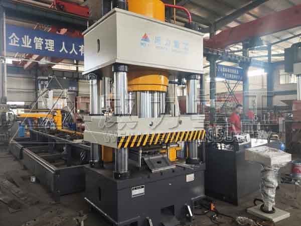 630噸W鋼帶護板沖壓液壓機自動化生產線