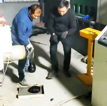 塑料托盤擠出機擠出團狀材料